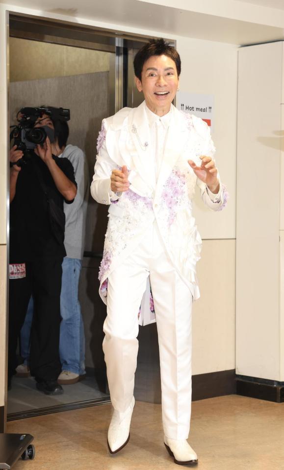 　７０歳の誕生日。報道陣のバースデーソングに驚く郷ひろみ（撮影・佐々木彰尚）