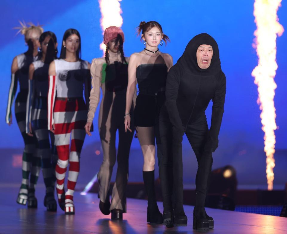 　ランウェイを歩く（右から）くっきー！とゆうちゃみら（撮影・吉澤敬太）