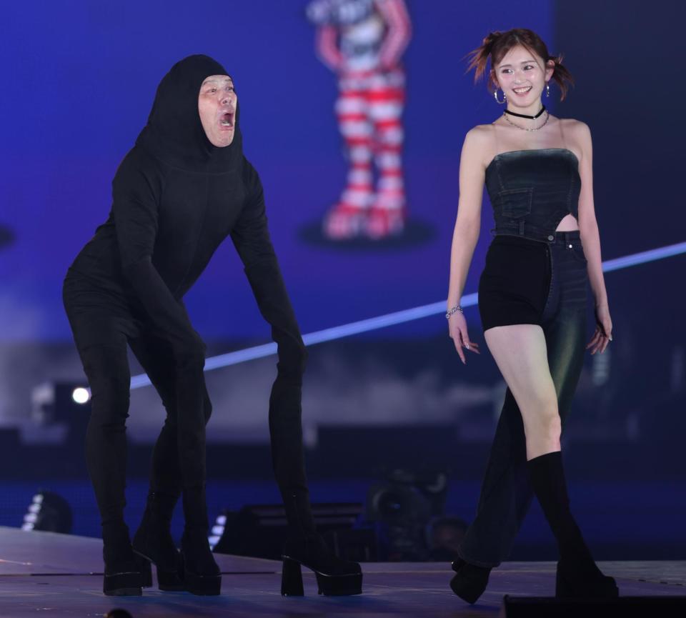 　ランウェイを歩くくっきー！（左）とゆうちゃみ（撮影・吉澤敬太）