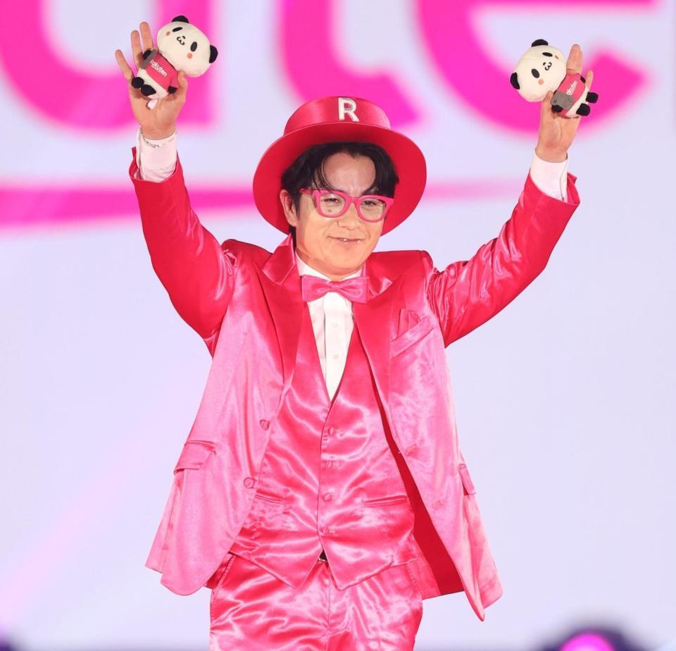 　手を振る藤森慎吾（撮影・吉澤敬太）