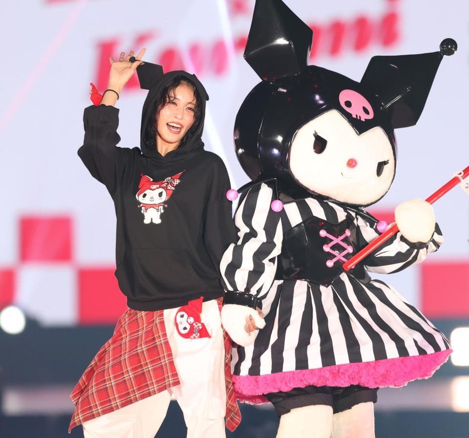 　クロミ（右）とポーズを決める王林（撮影・吉澤敬太）