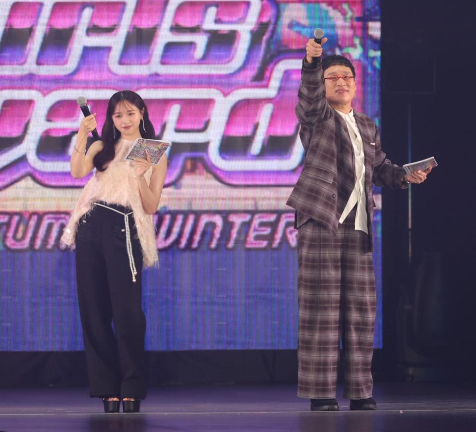 　ＭＣを務める森香澄（左）と山里亮太（撮影・吉澤敬太）