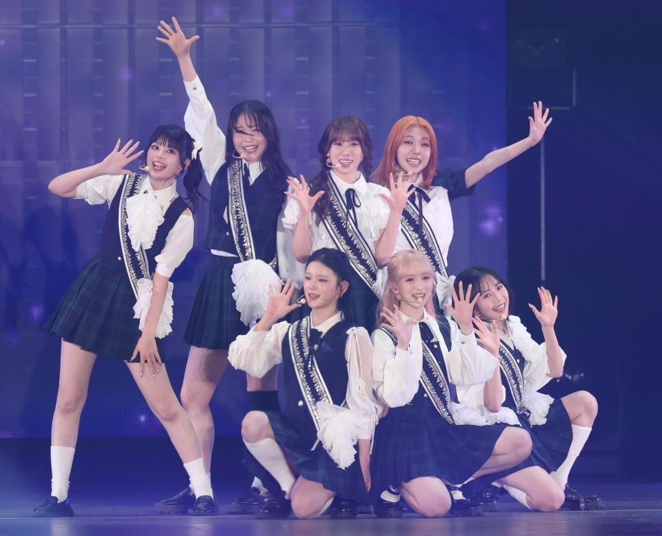 　７人でパフォーマンスしたＭＥ：Ｉ（撮影・吉澤敬太）