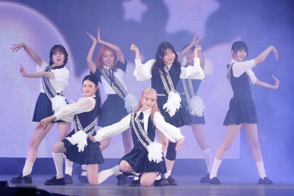 　７人でパフォーマンスするＭＥ：Ｉ（撮影・吉澤敬太）