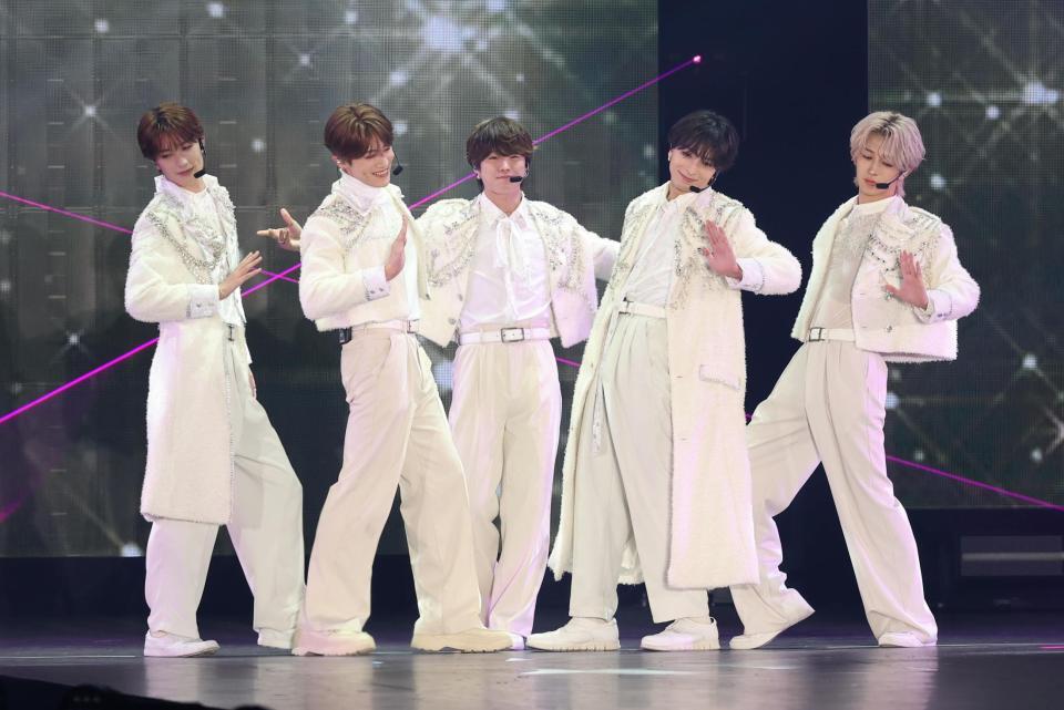 　熱いパフォーマンスを見せるＬｉＫＥ　ＬＥＧＥＮＤの大橋和也（中央）ら（撮影・佐々木彰尚）