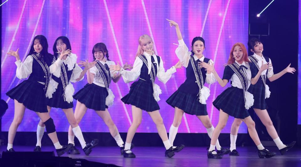 　７人でパフォーマンスするＭＥ：Ｉ（撮影・吉澤敬太）