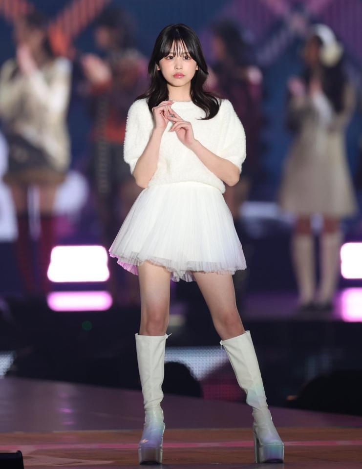 　ポーズを決めるミスセブンティーン２０２５の梶原叶渚（撮影・吉澤敬太）