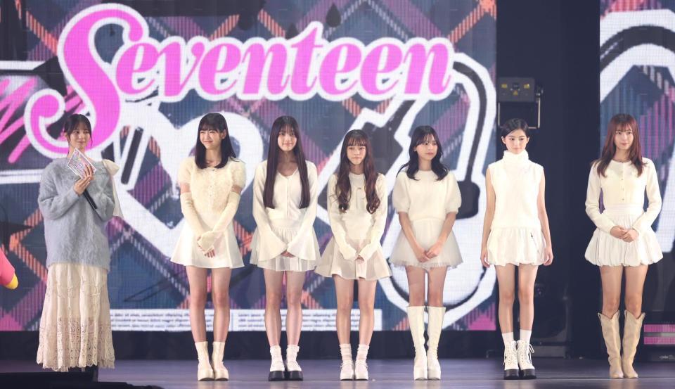　日向坂４６・小坂菜緒（左端）に紹介されるミスセブンティーン２０２５（撮影・吉澤敬太）