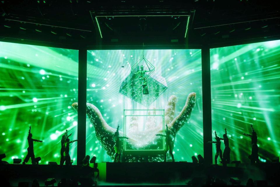 　天井から宙乗りで登場した倖田來未（撮影：田中聖太郎）