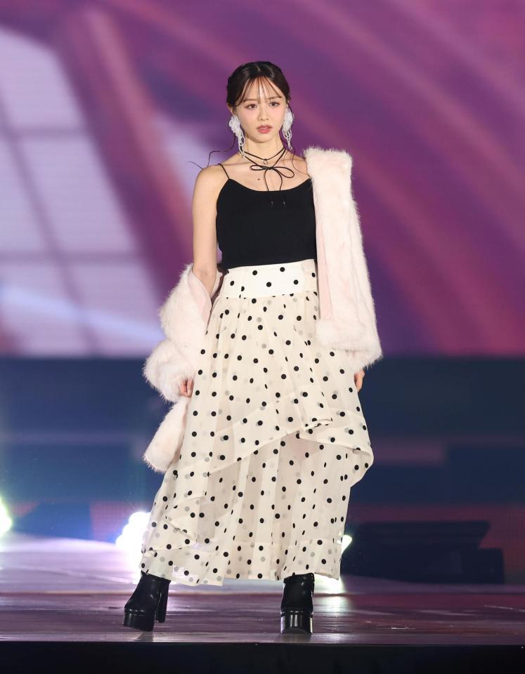 　ポーズを決める森香澄（撮影・佐々木彰尚）