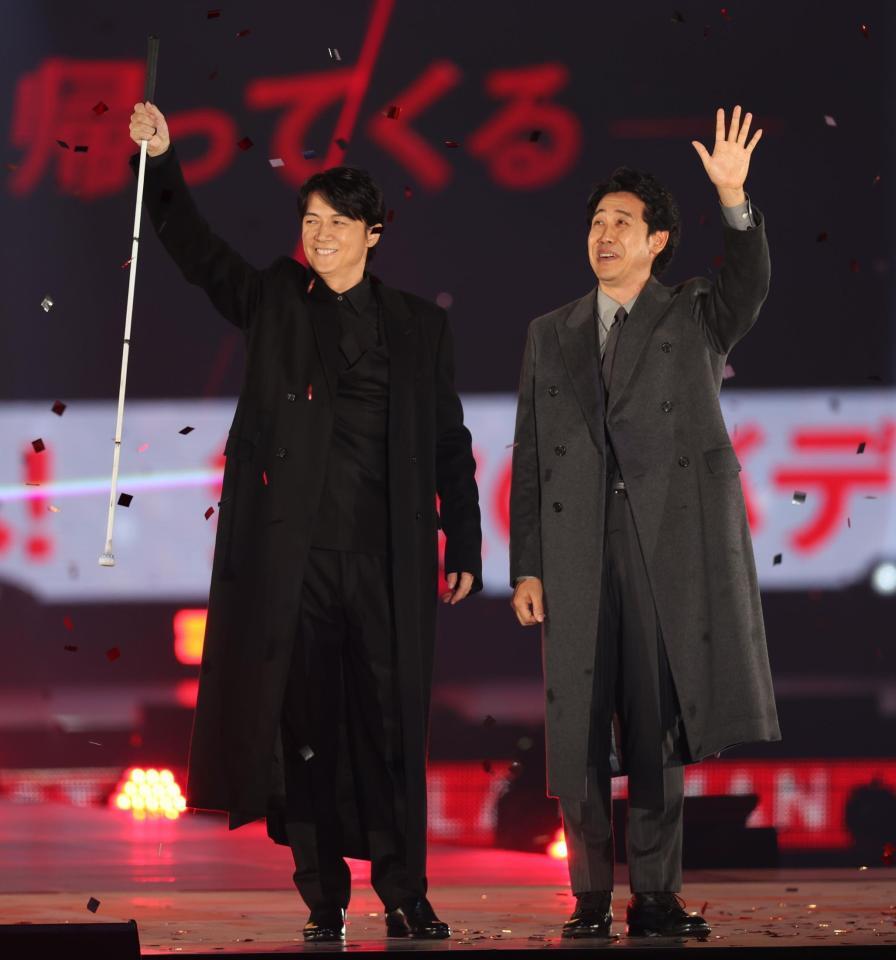 　手を振る福山雅治（左）と大泉洋（撮影・吉澤敬太）
