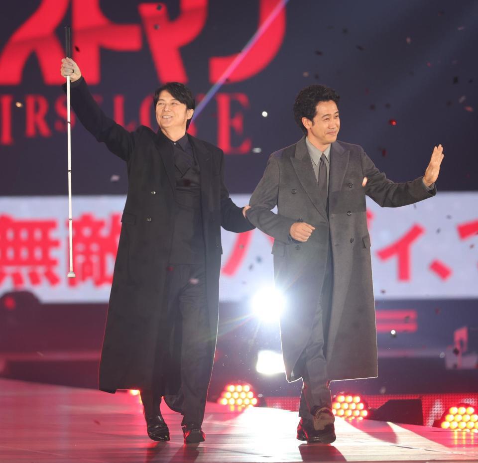 　手を振る福山雅治（左）と大泉洋（撮影・吉澤敬太）