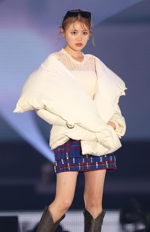 　ポーズを決める香音（撮影・吉澤敬太）