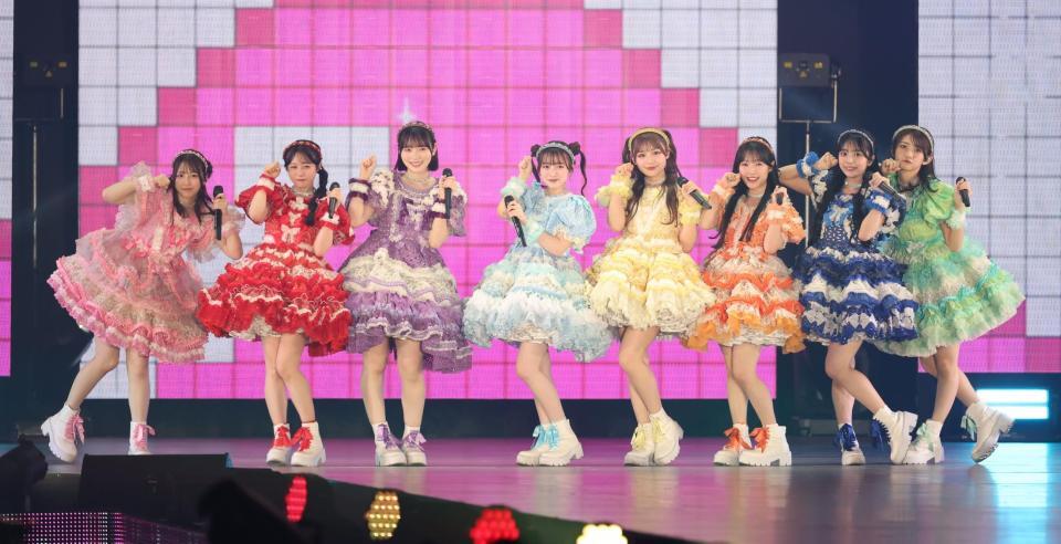 　かわいいステージでファンを魅了するＣＵＴＩＥ　ＳＴＲＥＥＴ（撮影・吉澤敬太）