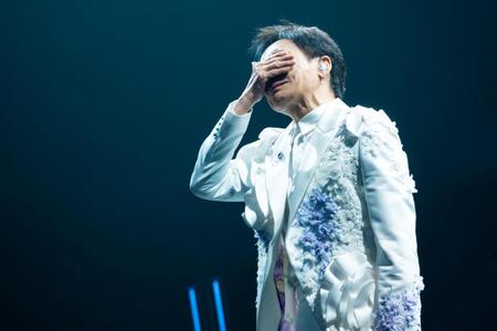 　ラストで大号泣する郷ひろみ＝撮影：河村美貴（田中聖太郎写真事務所）