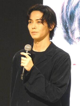 　取材撮影に応じる猪塚健太