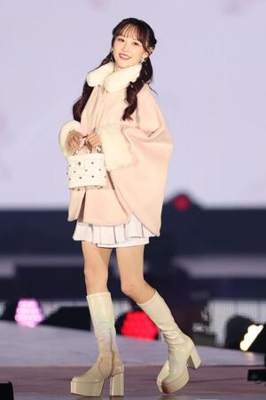 　ポーズを決める＝ＬＯＶＥの音嶋莉沙（撮影・吉澤敬太）