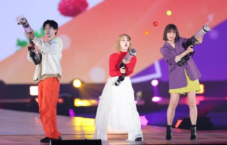 　客席に向かってバズーカーを放つ（左から）ＢＵＤＤｉｉＳ・小川史記、なえなの、大友花恋（撮影・吉澤敬太）