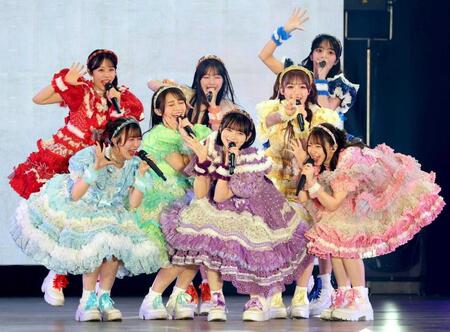 　ファンの歓声を浴びながら歌うＣＵＴＩＥ　ＳＴＲＥＥＴ