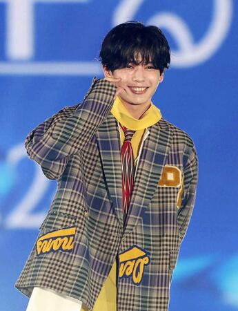 　ポーズを決める長尾謙杜