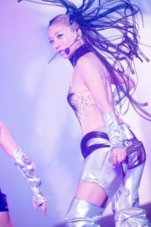 　ダイナミックなパフォーマンスを見せる倖田來未（撮影：田中聖太郎）