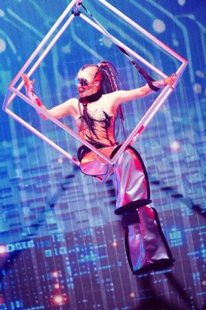 　天井から宙乗りで登場した倖田來未（撮影：田中聖太郎）