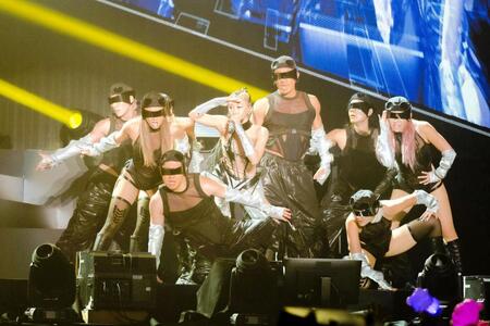 　ダンサーとのパフォーマンスを見せる倖田來未（撮影：田中聖太郎）