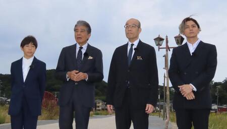 　映画「港のひかり」のロケ地・輪島市の朝市通りを訪問した（左から）尾上眞秀、舘ひろし、坂口茂輪島市長、眞栄田郷敦