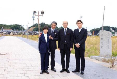 　輪島市街地朝市通りを再訪した（左から）尾上眞秀、舘ひろし、坂口茂輪島市長、眞栄田郷敦