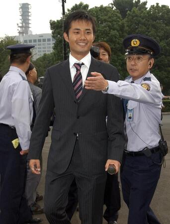 　特別国会召集に訪れた杉村太蔵＝国会議事堂（２００５年撮影）