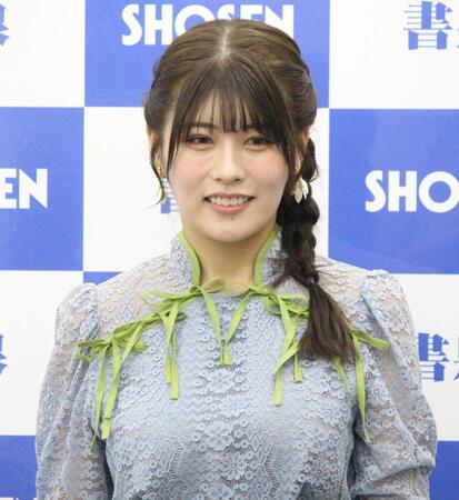 　写真集発売記念会見に登場したちとせよしの