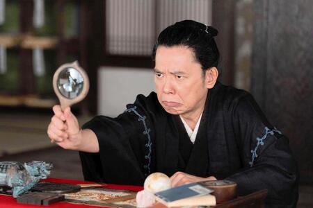 　すごい眼力…人相見役の太田光。ＮＨＫ大河ドラマ「べらぼう～蔦重栄華乃夢噺～」より。
