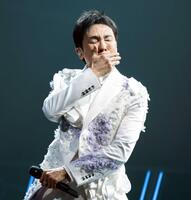 　ラストで号泣する郷ひろみ＝撮影：河村美貴（田中聖太郎写真事務所）