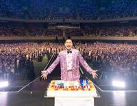 　誕生日ケーキを前にファンと記念撮影する郷ひろみ＝撮影：河村美貴（田中聖太郎写真事務所）