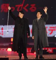 　手を振る福山雅治（左）と大泉洋（撮影・吉澤敬太）