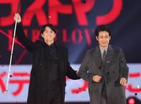 　ランウェイを歩く福山雅治（左）と大泉洋（撮影・吉澤敬太）