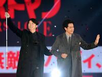 　手を振る福山雅治（左）と大泉洋