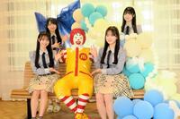 　ボランティア体験後ドナルドと記念撮影。前列左から伊藤百花、近藤沙樹、後列左から丸山ひなた、大賀彩姫