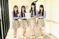 　ボランティアスタッフに送った色紙を手にする左から近藤沙樹、伊藤百花、大賀彩姫、丸山ひなた