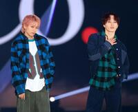 　ポーズを決める超特急の志村秀哉（左）と森次政裕