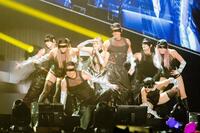 　ダンサーとのパフォーマンスを見せる倖田來未（撮影：田中聖太郎）