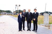 　映画「港のひかり」ロケ地の輪島市街地朝市通りを再訪した（左から）尾上眞秀、舘ひろし、坂口茂輪島市長、眞栄田郷敦