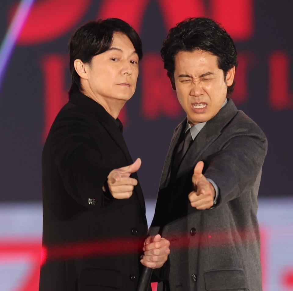 　ポーズを決める福山雅治（左）と大泉洋（撮影・吉澤敬太）