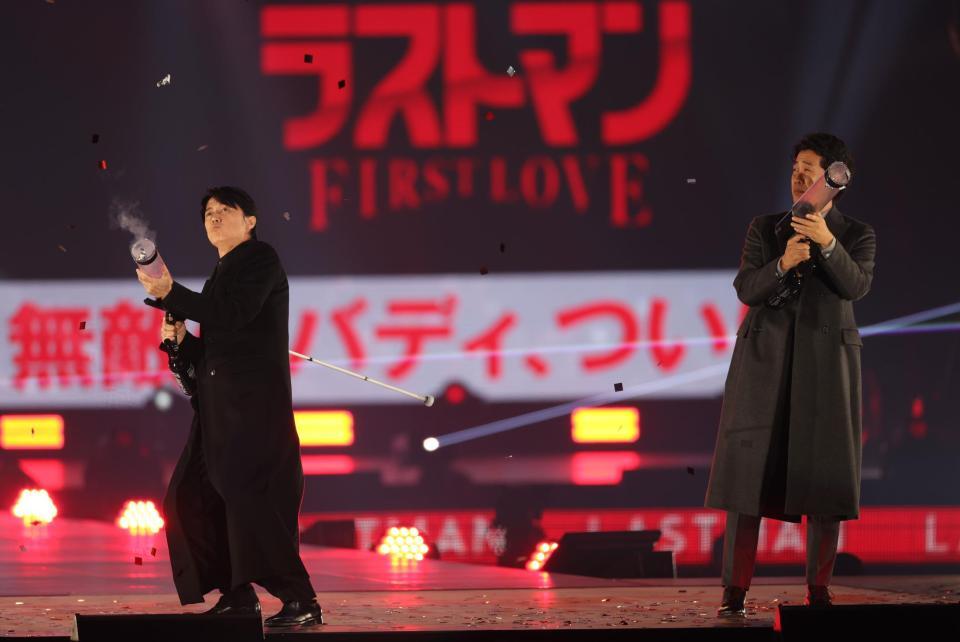 　バズーカ-を打つ福山雅治（左）と大泉洋（撮影・吉澤敬太）