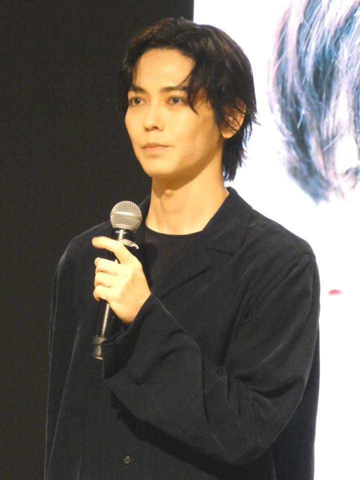 　取材撮影に応じる猪塚健太