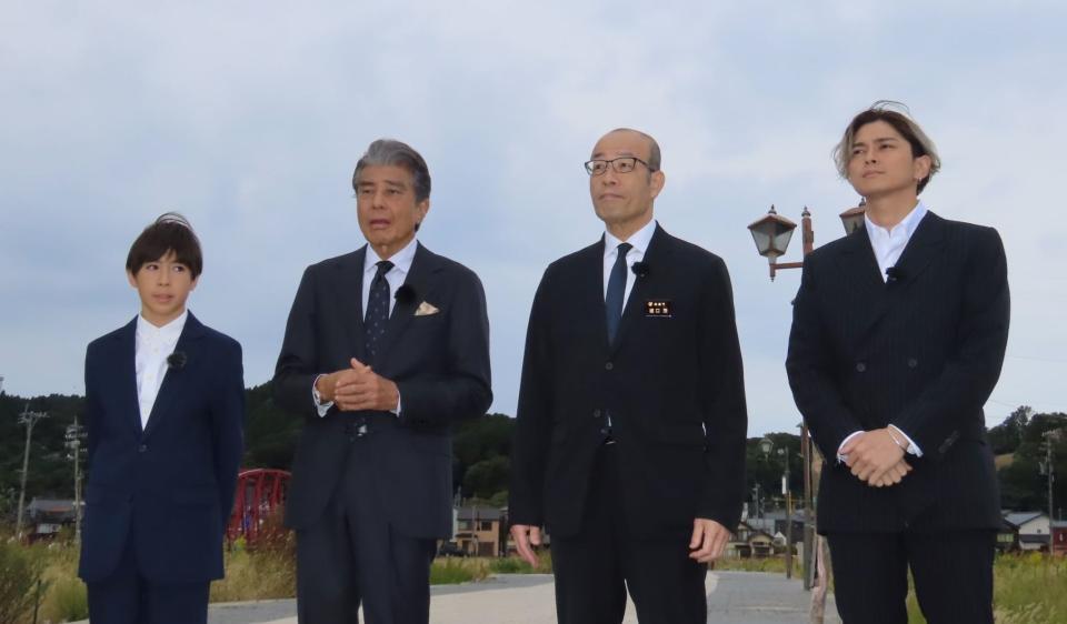 　映画「港のひかり」のロケ地・輪島市の朝市通りを訪問した（左から）尾上眞秀、舘ひろし、坂口茂輪島市長、眞栄田郷敦