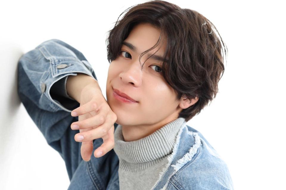 　笑顔でポーズをとるｔｉｍｅｌｅｓｚ・松島聡（撮影・吉澤敬太）