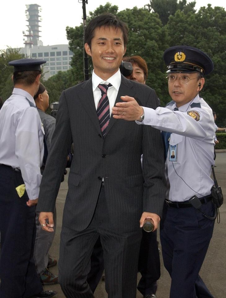 　特別国会召集に訪れた杉村太蔵＝国会議事堂（２００５年撮影）