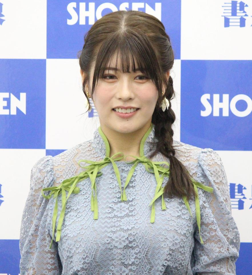 　写真集発売記念会見に登場したちとせよしの