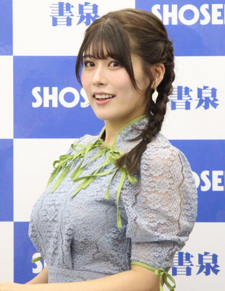 　写真集発売記念会見に登場したちとせよしの